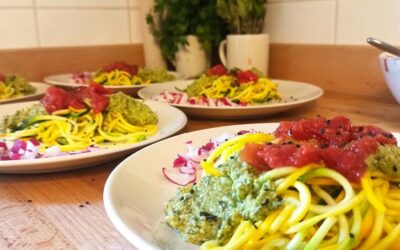 Spaghetti de courgettes pesto olives / menthe / persil
